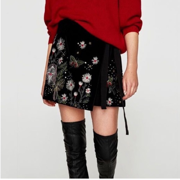 ZARA WOMAN EMBROIDERED VELVET
WRAP SCORT - Picture 6 of 8